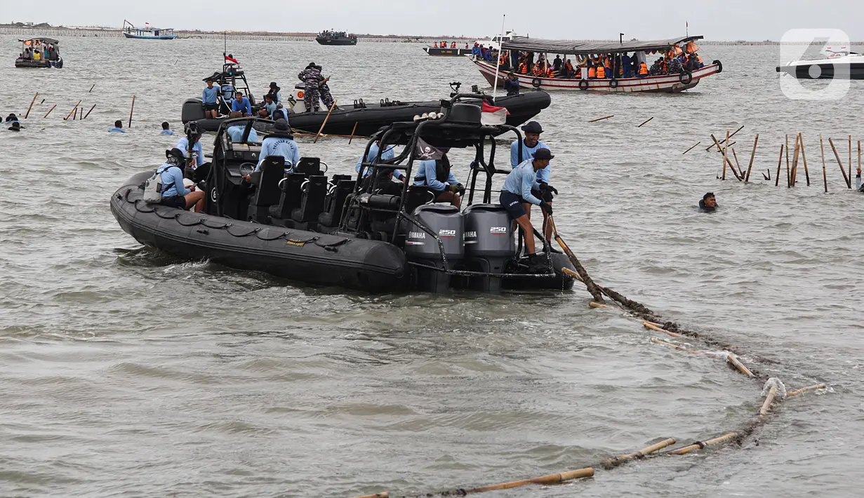 Pembongkaran pagar laut di kawasan Tanjung Pasir, Tangerang, Banten, ini bertujuan mengembalikan fungsi perairan sebagai ruang publik dan jalur akses bagi nelayan. (Magang/Liputan6.com/Muhammad Rizal)