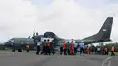 Petugas mengangkat 2 peti jenazah korban AirAsia ke dalam pesawat untuk diterbangkan ke Surabaya dari Lanud Iskandar, Pangkalan Bun, Kalteng, Rabu (7/1/2015). (Liputan6.com/Andrian M Tunay)