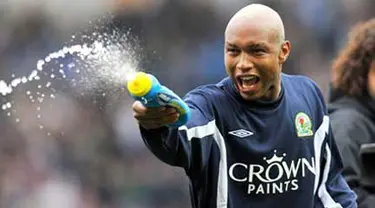 Kegembiraan El Hadji Diouf seusai kemenangan Blackburn Rovers atas Burnley dalam lanjutan EPL yang digelar di Ewood Park, 18 Oktober 2009. Rovers unggul 3-2. AFP PHOTO/ANDREW YATES