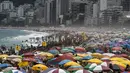 Ribuan orang memadati Pantai Ipanema, meskipun ada pembatasan sosial ketat untuk menekan penyebaran Covid-19, di Rio de Janeiro, Brasil, Minggu (24/1/2021). Brasil telah mencatat lebih dari 200.000 kematian terkait Covid-19, angka tertinggi kedua di dunia setelah AS. (AP Photo/Bruna Prado)