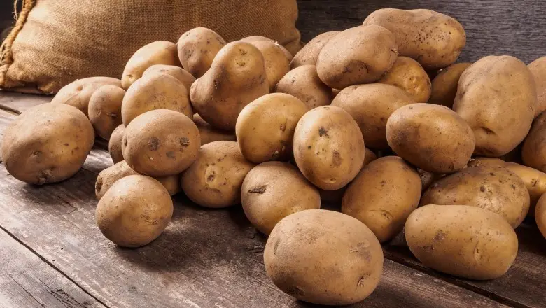 Alasan berbahaya kamu nggak boleh simpan kentang di kulkas. (Sumber Foto: Shutterstock/TheList)