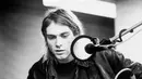 Buang catokan jauh-jauh kalau kamu udah punya rambut kayak Kurt Cobain. Percaya deh, kamu nggak lagi butuh! (Rolling Stone)