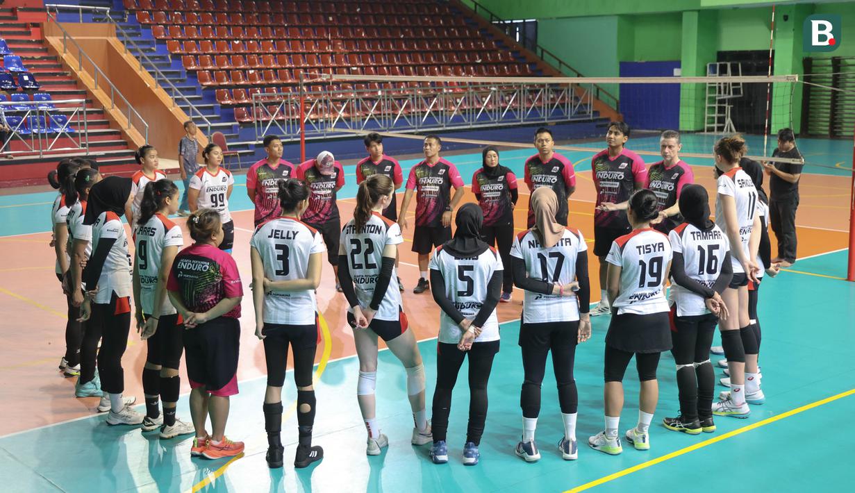 Tim Jakarta Pertamina Enduro latihan jelang laga pembuka PLN Mobile Proliga 2025 di GOR Bulungan, Jakarta Selatan pada Selasa (31/12/2024). (Bola.com/Abdul Aziz)