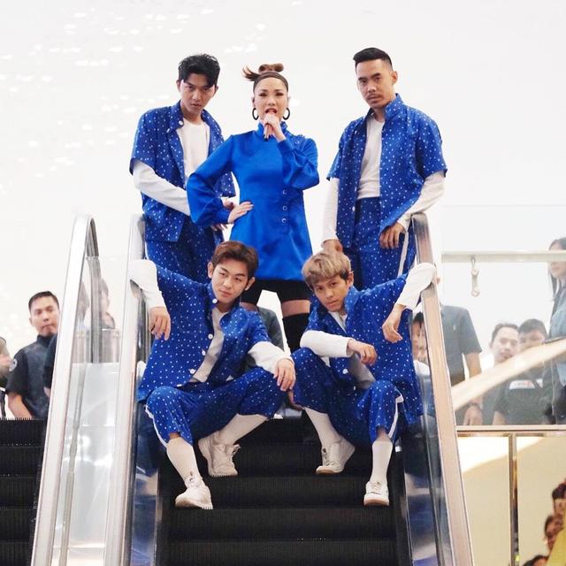 Aksi BCL dan para penari di atas panggung. (Foto: Instagram @bclsinclair)