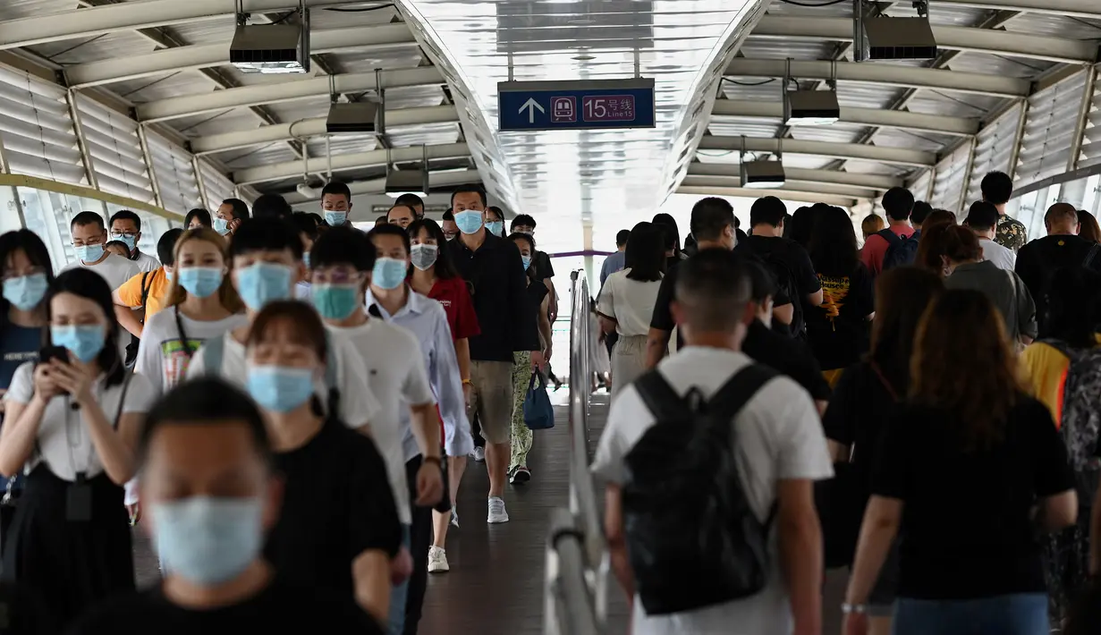 Orang-orang bepergian di kereta bawah tanah selama jam sibuk di Beijing pada Rabu (4/8/2021). China mendeteksi infeksi corona tertinggi dalam 6 bulan belakangan setelah menggelar tes Covid-19 massal pada Rabu (4/8). (Noel Celis / AFP)
