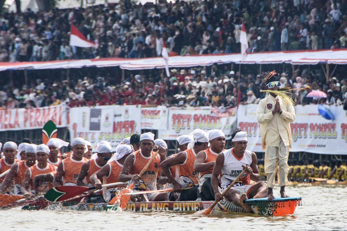 Foto: Aksi Penari Cilik Dika Warnai Semarak Pacu Jalur di Sungai Kuantan