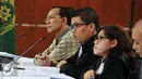 Suryadharma Ali mendengarkan keterangan saksi saat sidang lanjutan di Pengadilan Tipikor, Jakarta, Rabu (30/09/2015). Sidang menghadirkan lima saksi diantaranya Bendahara pengeluaran Kemenag, Wardasari Gandi. (Liputan6.com/Andrian M Tunay)