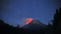 Gunung Merapi, gunung berapi paling aktif di Indonesia, memuntahkan abu dan lava seperti yang terlihat dari Sleman di Yogyakarta pada Rabu dini hari (11/8/2021). Perlu diketahui hingga saat ini, BPPTKG masih menetapkan status Gunung Merapi pada Siaga (Level III). (Daffa Ramya Kanzuddin/AFP)