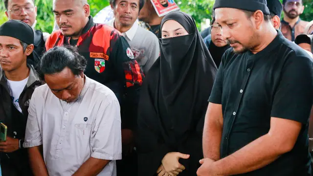 Irish Bella di pemakaman ayah Ammar Zoni. [Foto: Muhammad Akrom Sukarya/KapanLagi]