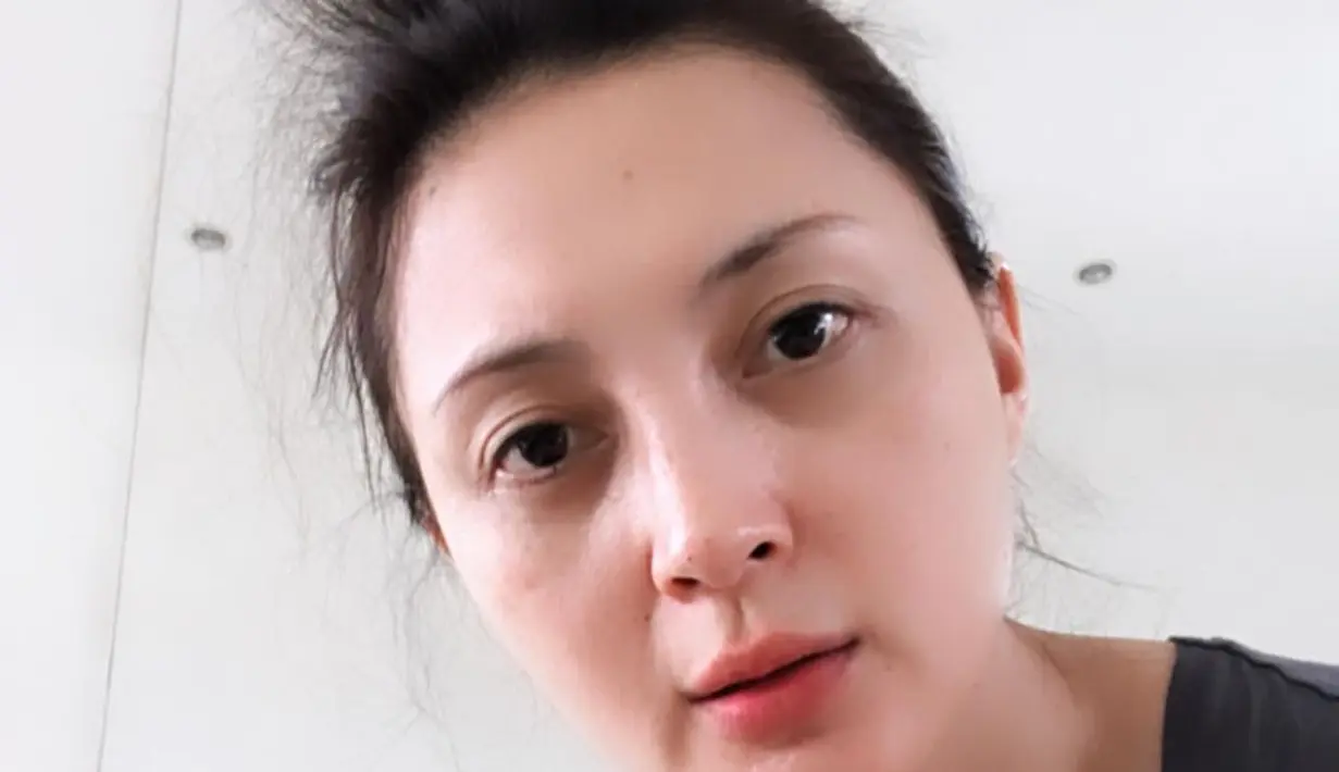 <p>Dalam beberapa foto yang diunggahnya dalam media sosial, ia pun dipuji bak ABG. Apalagi saat tidak mengenakan makeup, Della Puspita terlihat cantik natural. (FOTO: instagram.com/dellapuspita00/)</p>