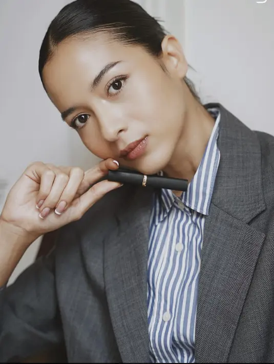 Kemeja motif dan blazer juga hadirkan gaya stylish yang on point. [Foto: Instagram/ Putri Marino]