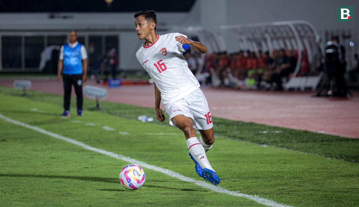 Pemain Timnas Indonesia U-20, Dony Tri Pamungkas mengontrol bola pada laga Grup F Kualifikasi Piala Asia U-20 2025 melawan Timor Leste di Stadion Madya, Senayan, Jakarta, Jumat (27/09/2024). (Bola.com/Bagaskara Lazuardi)</p>