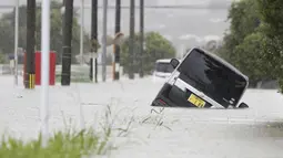 Hujan deras mengguyur Jepang barat daya, memicu banjir dan tanah longsor. (Kyodo News via AP)