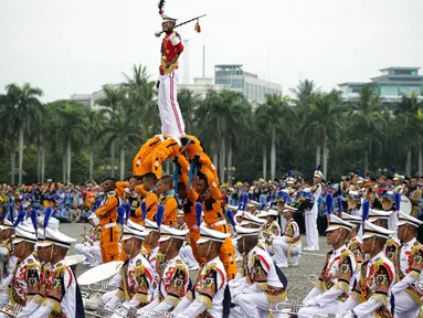 Mayoret marching Band IPDN beraksi pada peringatan HUT Korps Pegawai Republik Indonesia (Korpri) ke 45 di Silang Monas, Jakarta,  Selasa (29/11). Dalam upacara ini, peserta mengenakan seragam KORPRI hingga pakaian adat. (Liputan6.com/Faizal Fanani)