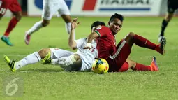 Penyerang Timnas Indonesia, Ferdinand Sinaga (kanan) berebut bola dengan Loung Xuan Truong (Vietnam) pada semifinal pertama Piala AFF 2016 di Stadion Pakansari, Bogor, Sabtu (3/12). Indonesia unggul 2-1 atas Vietnam. (Liputan6.com/Helmi Fithriansyah)