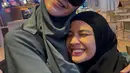 Di depan Ka’bah, Nagita Slavina memancarkan pesona anggun mengenakan khimar dan gamis serba hitam. Penampilannya dilengkapi dengan tas Hermes. [@raffinagita1717]