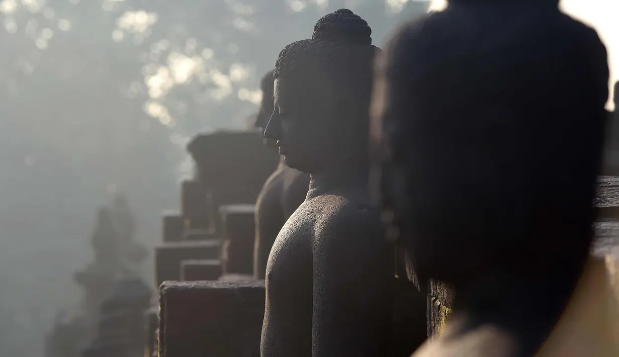 Patung-patung Buddha terlihat di candi Borobudur di Magelang, Jawa Tengah, Indonesia 10 Mei 2016. Pada 2016 arsip pemugaran Candi Borobudur 1973-1983 beserta arsip lainnya diajukan ke UNESCO sebagai Memory of the World. (AFP Photo/Goh Chai Hin)