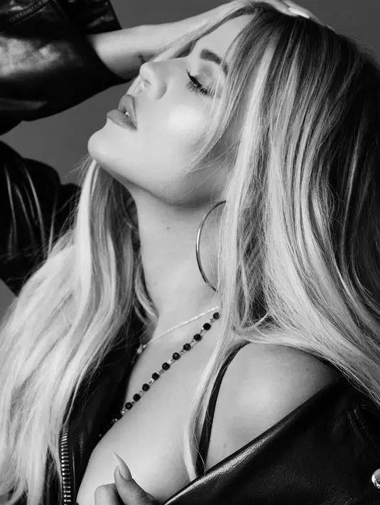 "Aku merasa tumbuh dan miliki progres dari tubuhku dan pikiranku," tambahnya. (instagram/khloekardashian)