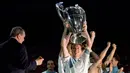 Deschamps memulai karier profesionalnya bersama Marseille dan menjuarai Ligue 1 pada 1991, 1992 serta Liga Champions pada 1993. Deschamps menjadi kapten termuda yang mengangkat trofi kala itu. (AFP/Georges Gobet)