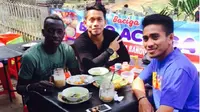 Andik Vermansah saat makan bareng dengan Makan Konate dan Taufiq, beberapa waktu lalu. Andik yakin Konate akan sukses bersama tim barunya, PBDKT T-Team. (Instagram)