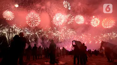 Nyala kembang api memeriahkan suasana malam pergantian tahun di Kawasan Pantai Lagoon, Taman Impian Jaya Ancol, Jakarta, Selasa (31/12/2019). Ribuan pengunjung menikmati malam pergantian tahun 2019 menuju 2020 dengan menyalakan kembang api. (merdeka.com/Imam Buhori)