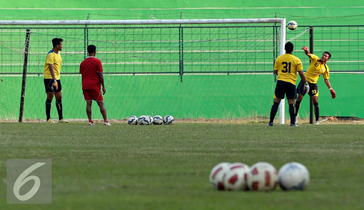 Sejumlah kiper Arema melakukan sesi latihan jelang bertanding melawan Sriwijaya FC di Stadion Gajayana Malang, Jumat (2/10/2015). Jelang laga menghadapi Sriwijaya FC, Arema Cronous mengadakan sesi latihan tertutup. (Liputan6.com/Yoppy Renato)