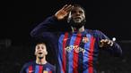 Pemain Barcelona, Franck Kessie melakukan selebrasi setelah mencetak gol kemenangan timnya ke gawang Real Madrid pada laga pekan ke-26 Liga Spanyol 2022/2023 di Camp Nou, Barcelona, Senin (20/03/2023). Blaugrana menang dengan skor 2-1 pada pertandingan yang bertajuk El Classico tersebut. (AP Photo/Joan Mateu)