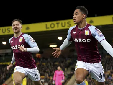 Gelandang Aston Villa Jacob Ramsey merayakan gol pertama untuk timnya yang dicetak ke gawang Norwich City dalam lanjutan Liga Inggris di Carrow Road, Rabu (15/12/2021) dini hari WIB. Aston Villa sukses menekuk tuan rumah Norwich City 2-0. (Joe Giddens/PA via AP)