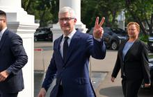 FOTO: Gaya CEO Apple Tim Cook Bertemu Jokowi, Tampil Rapi hingga Acungkan 2 Jari