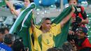 Ronaldo Nazario de Lima. Eks striker Brasil berjulukan Il Phenomenon yang masuk skuad Brasil dalam 4 edisi Piala Dunia mulai edisi 1994 hingga 2006 ini total berkontribusi dalam 20 gol, dengan rincian mencetak 15 gol dan 5 assist dari 19 laga. Torehannya tersebut mampu membawa Brasil dua kali meraih trofi Piala Dunia pada edisi 1994 dan 2002. Namun meski juara pada 1994, ia sama sekali tak bermain sepanjang turnamen karena hanya duduk di bangku cadangan. (AFP/Roberto Schmidt)