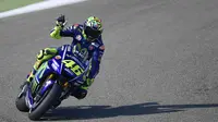 Pebalap Movistar Yamaha, Valentino Rossi, mengikuti sesi latihan bebas ketiga MotoGP Aragon, Sabtu (23/9/2017). Setelah dinyatakan pulih, pebalap asal Italia itu siap untuk tampil pada balapan MotoGP Aragon, Minggu (24/9/2017). (AFP/Javier Soriano)