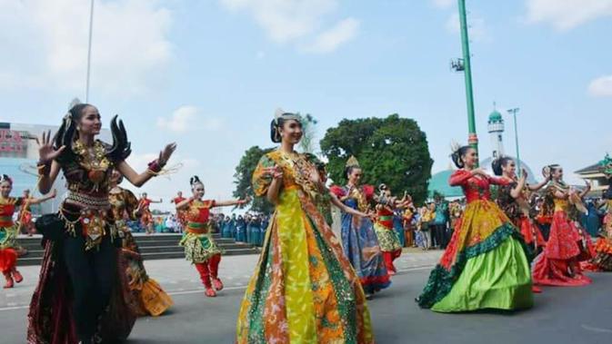Model batik cantik memukau warga Banyumas pada parade batik Banyumas 2018. (Foto: Liputan6.com/Muhamad Ridlo)