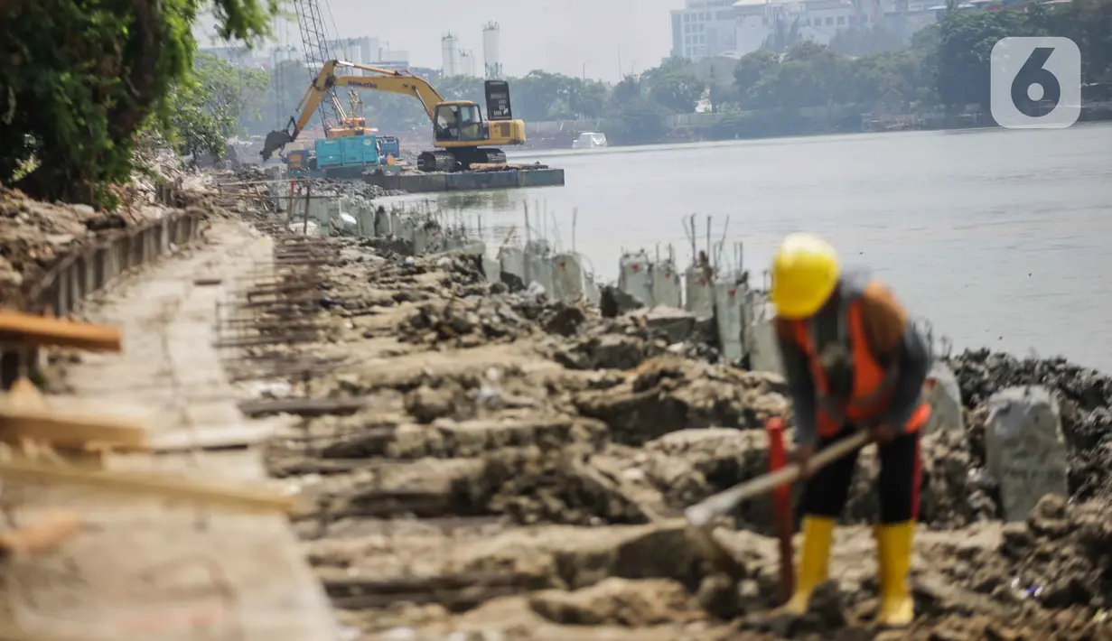 Aktivitas pekerja proyek pemasangan sheet pile (turap) di kawasan Waduk Sunter Selatan, Jakarta, Senin (18/11/2019). Pemkot Jakarta Utara terus berupaya mempercantik kawasan Danau Sunter Selatan, salah satunya dengan pembangunan sheet pile atau turap. (Liputan6.com/Faizal Fanani)