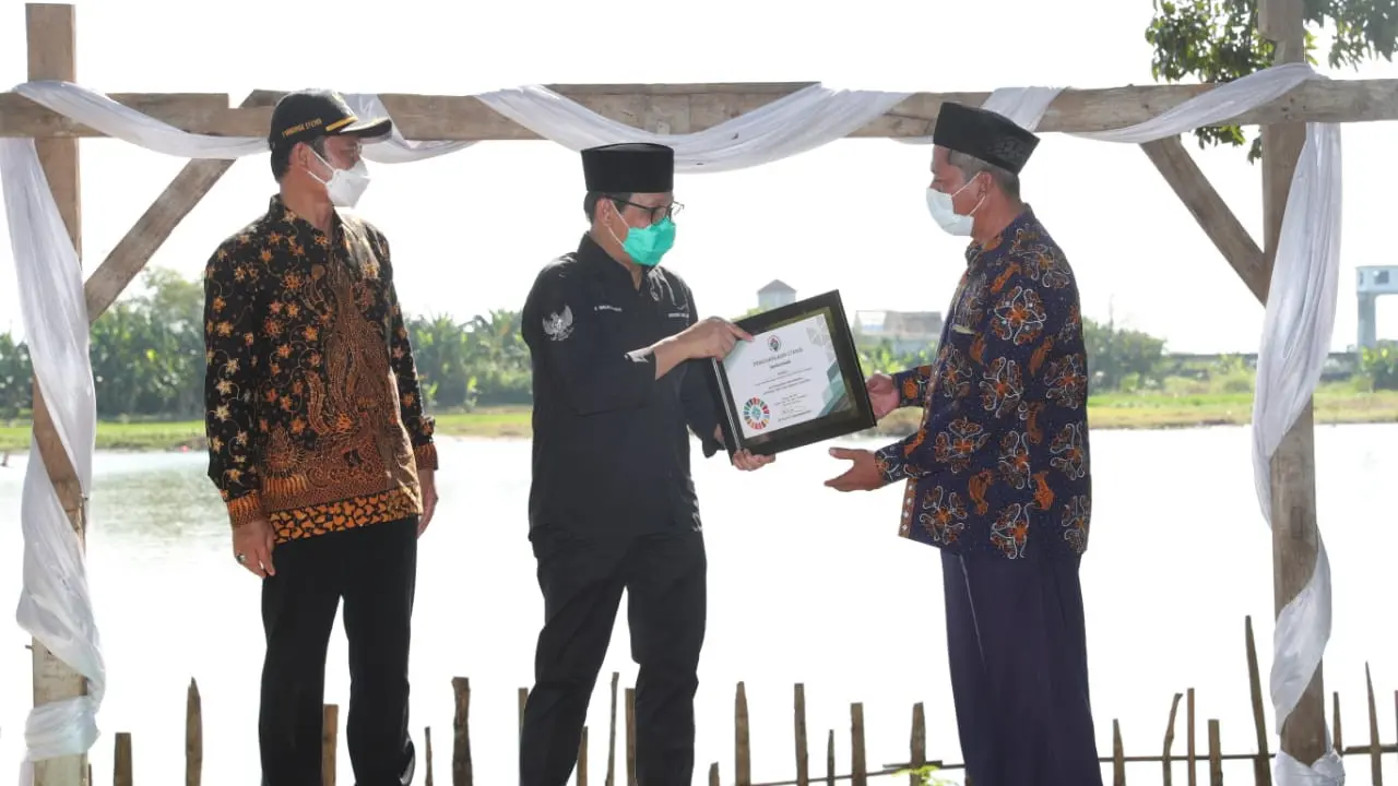 Mendes PDTT Beri Penghargaan untuk 170 Desa di Lamongan yang Tuntaskan Data SDGs