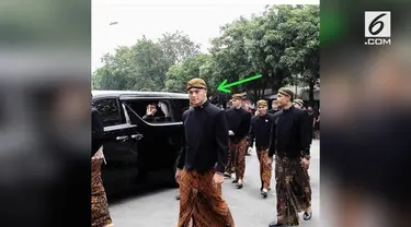 Seorang Paspampres jadi viral di media sosial karena memakai beskap, atau pakaian tradisional Jawa.