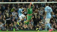Kiper Juventus, Gianluigi Buffon mengamankan gawangnya dari tekanan pemain Manchester City di laga Grup D Liga Champions di Stadion Etihad, Manchester, Inggris, Rabu (16/9/2015) dini hari WIB. (AFP Photo/Oli Scarff)