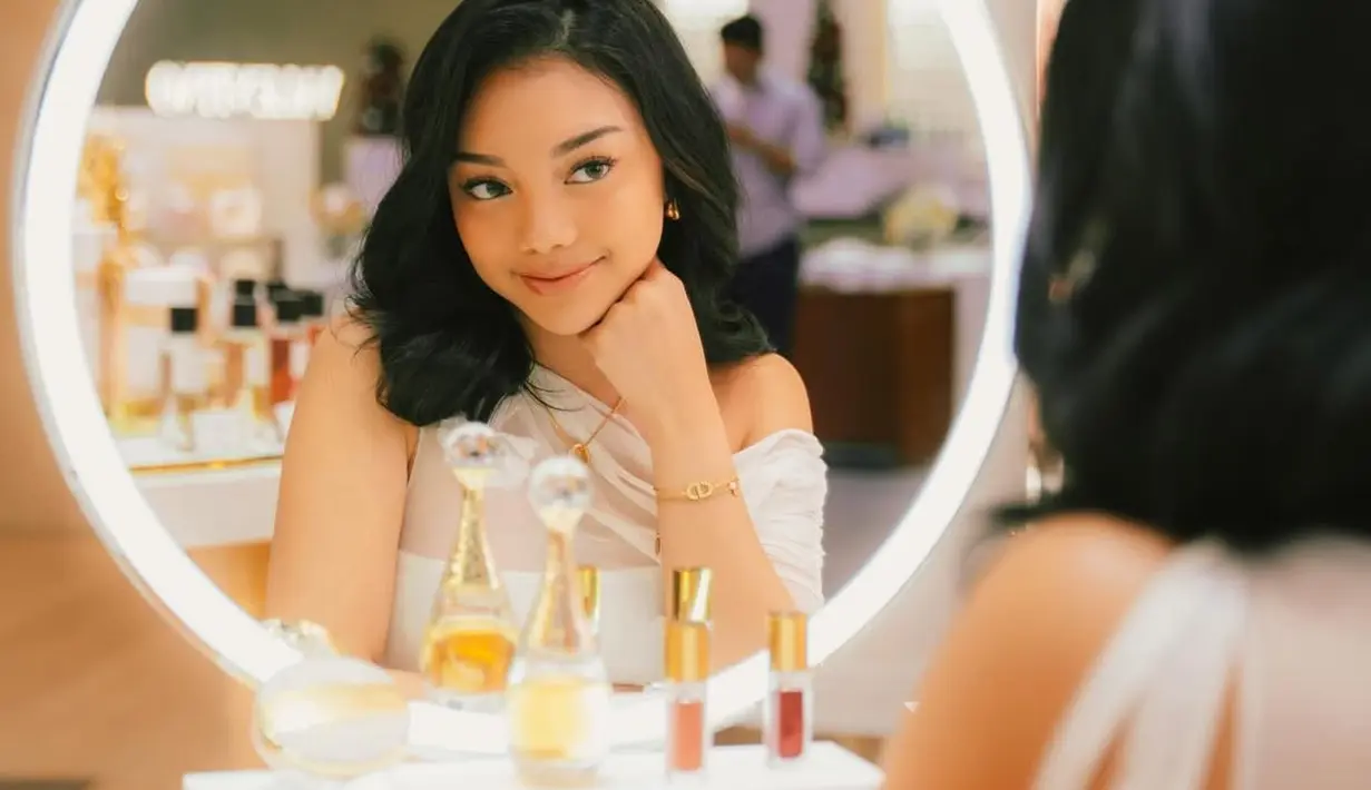 Lengkapi busananya, Naura Ayu memulas wajah dengan makeup soft nude yang effortless [@naura.ayu]