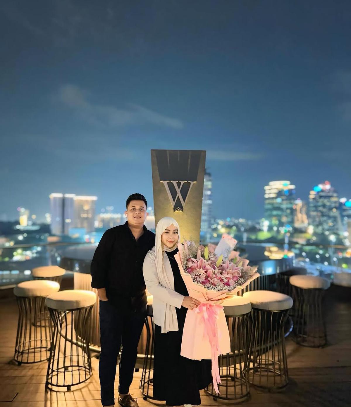 Potret Syifa Adik Ayu Ting Ting Rayakan Anniversary Pernikahan ke-3, Dapat Buket Bunga Besar dan Dinner Mewah