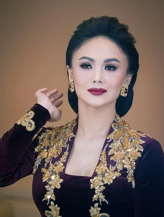 Kutu baru menjadi salah satu model kebaya favoritnya, Yuni Shara tampil semakin ayu sebagai perempuan Jawa yang memakai kutu baru bahan beludru dari @margalenaofficial (Foto: @yunishara36)