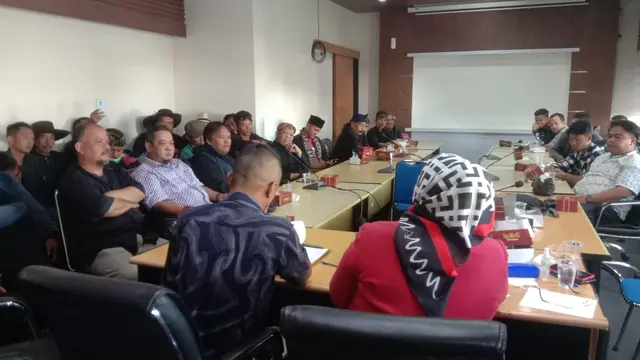 Suasana rapat badan anggaran (bangar) anggota DPRD Garut, Jawa Barat setelah insiden microphone terbang yang dilancarkan salah satu anggota DPRD. (Liputan6.com/Jayadi Supriadin)