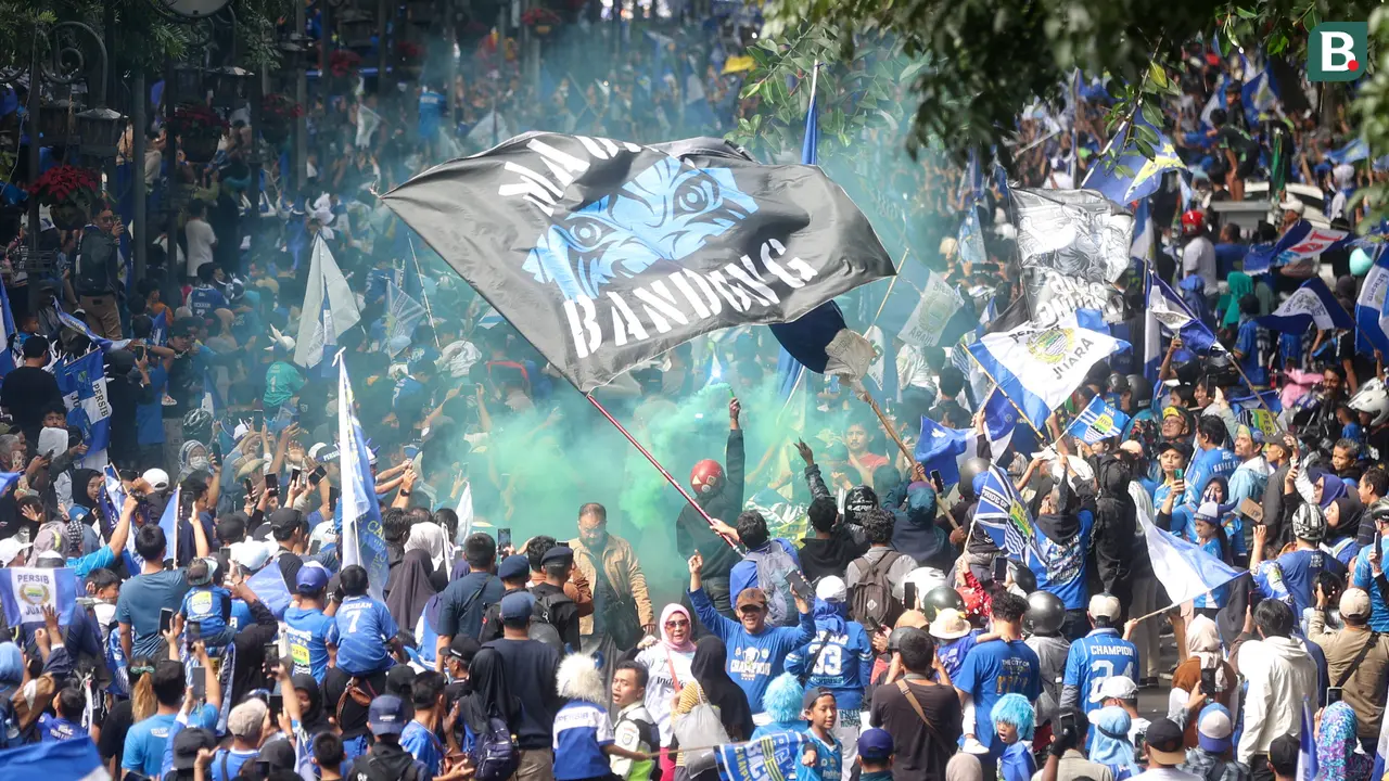 Foto: Euforia Bobotoh dan Pemain Persib Bandung Saat Pawai Juara BRI Liga 1