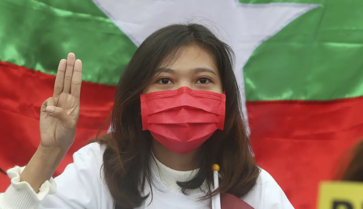 Warga Myanmar yang tinggal di Taiwan memberi salam tiga jari untuk memprotes kudeta militer di negara asalnya di Liberty Square, Taipei pada Minggu (21/3/2021). Taiwan adalah rumah bagi sekitar 40.000 orang yang berasal dari Myanmar, yang sebagian besar adalah etnis Tionghoa. (AP/Chiang Ying-ying)