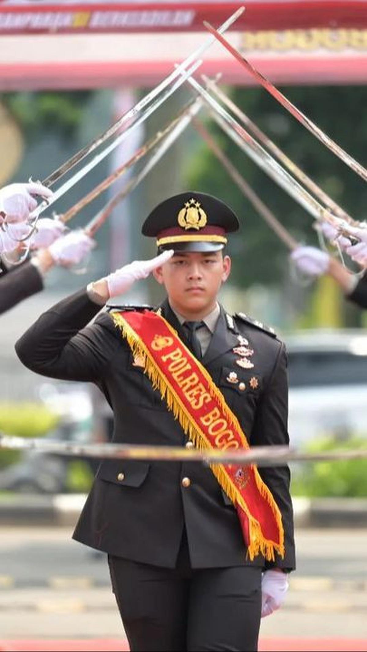 Iptu Hafiz Prasetia Akbar putra eks Kasau Marsekal TNI (Purn) Yuyu Sutisna akhirnya mengumumkan hubungannya di publik. <br>
