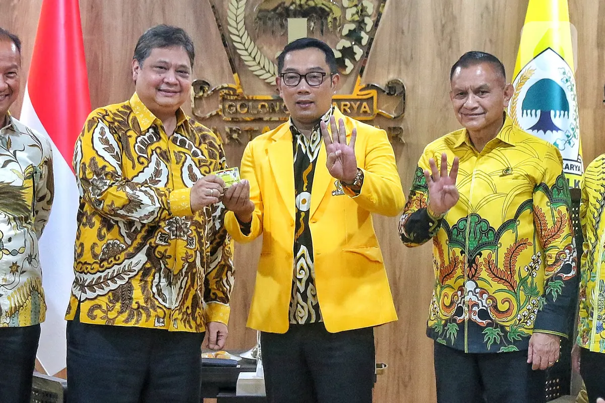 Dipakaikan Jas Kuning, Ridwan Kamil Resmi Gabung ke Golkar