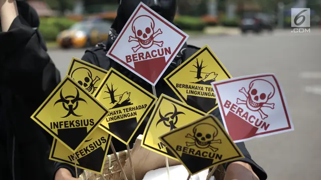Berkostum Serba Hitam, Warga Mojokerto Adukan Pencemaran Lingkungan ke Jokowi