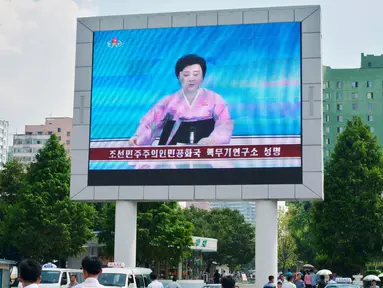 Siaran TV Korea Utara melaporkan tentang uji coba nuklir kelima, Pyongyang, Korea Utara, Jumat (9/9). Akibat ledakan ini mengakibatkan gempa berkekuatan 5 skala richter di Korea Utara. (REUTERS/Kyodo)