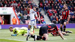 Pemain Chelsea, Eden Hazard, saat mencetak gol kedua Chelsea ke gawang AFC Bournemouth dalam laga Liga Inggris di Stadion Vitality, Bournemouth, Sabtu (23/4/2016). (Reuters/Peter Nicholls)