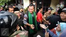 Cagub DKI Jakarta, Agus Harimurti Yudhoyono (tengah) disambut warga saat sosialisasi di Sukabumi Selatan, Jakarta, Kamis (5/1). Agus juga menyapa warga di beberapa Rt dan Rw di Kelurahan Sukabumi Selatan. (Liputan6.com/Helmi Fithriansyah)