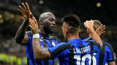 Pemain Inter Milan Lautaro Martinez melakukan selebrasi dengan rekan setimnya Romelu Lukaku (kiri) setelah mencetak gol ke gawang Spezia pada pertandingan sepak bola Serie A di Stadion San Siro, Milan, Italia, 20 Agustus 2022. Inter Milan menang 3-0. (AP Photo/Luca Bruno)