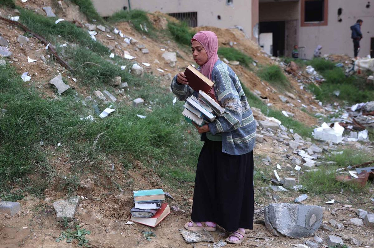 FOTO: Nestapa Warga Gaza:  Memasak dengan Buku Buku Bekas Universitas